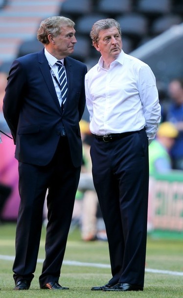 Sir Trevor Brooking và HLV Roy Hodgson hội đàm trước trận.